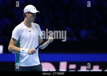 Torino, Italie. 14 novembre 2023. Jannik Sinner d'Italie regarde pendant le match en simple entre Novak Djokovic de Serbie et Jannik Sinner d'Italie le troisième jour de la finale du Nitto ATP World Tour à Pala Alpitour le 14 novembre 2023 à Turin, Italie crédit : Marco Canoniero/Alamy Live News Banque D'Images