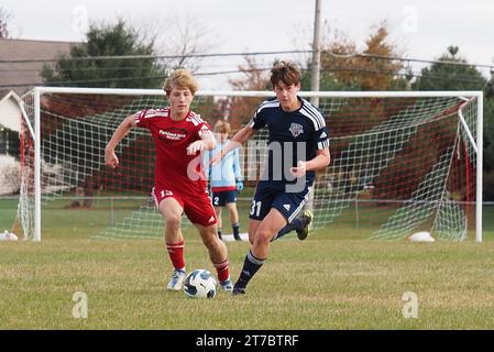 Les garçons adolescents jouent à un match de football très compétitif. Banque D'Images