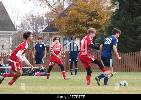 Les garçons adolescents jouent à un match de football très compétitif. Banque D'Images