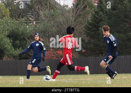 Les garçons adolescents jouent à un match de football très compétitif. Banque D'Images