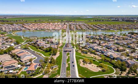 Images aériennes au-dessus d'une communauté avec un lac au centre Banque D'Images