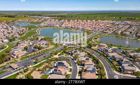 Images aériennes au-dessus d'une communauté avec un lac au centre Banque D'Images
