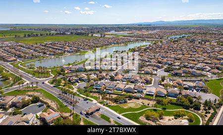 Images aériennes au-dessus d'une communauté avec un lac au centre Banque D'Images