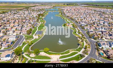 Images aériennes au-dessus d'une communauté avec un lac au centre Banque D'Images