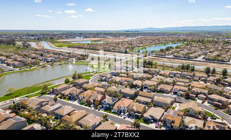 Images aériennes au-dessus d'une communauté avec un lac au centre Banque D'Images
