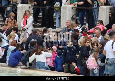 La fontaine de Trevi était inondée de foules de touristes et d'Italiens se mêlant, malgré un jour férié italien de quatre jours et un temps couvert. Banque D'Images