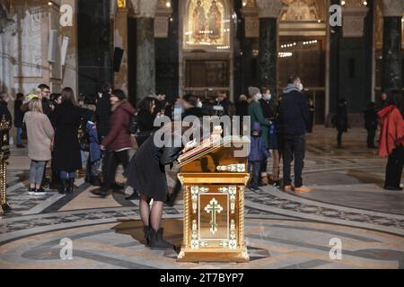 Photo d'un groupe de personnes priant dans l'église de l'harm svetog Save à belgrade, Serbie, pendant le Noël orthodoxe, pendant la nuit de badnjak. Banque D'Images