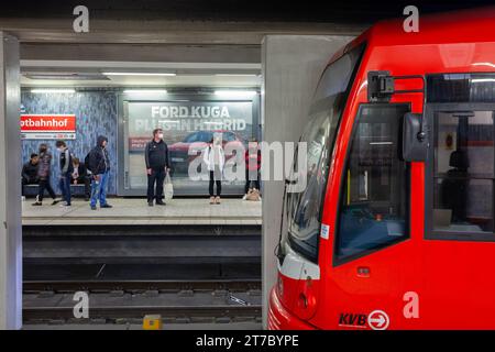 Photo d'une station de Hauptbahnhof, métro à Cologne, Allemagne. Le Stadtbahn de Cologne est un système de métro léger situé dans la ville allemande de Cologne, Banque D'Images