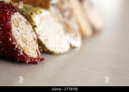 Rouleaux de délice turc avec de nombreuses saveurs et garnitures différentes se ferment sur la table du marché des vendeurs bazar avec espace de copie Banque D'Images