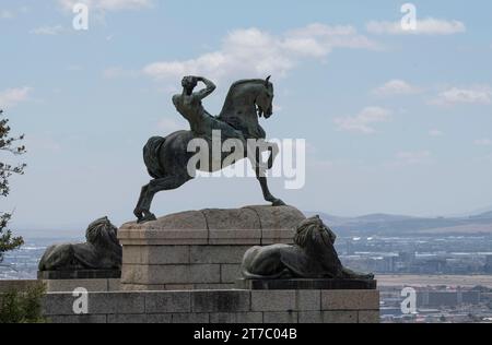 Rhodes Memorial, Cape Town, Afrique du Sud. 01.02.2023. La statue d'énergie physique d'un homme bronzé à cheval sur le site commémoratif de Rhodes, le Cap. Banque D'Images
