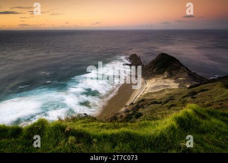 Coucher de soleil au Cap Reinga, le sommet de l'île du Nord de la Nouvelle-Zélande. Banque D'Images