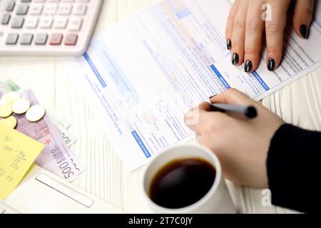 Comptable remplir le formulaire fiscal français 10963 taxe sur la valeur ajoutée et taxes similaires en fin de période d'imposition. Fiscalité et paperasserie en France Banque D'Images