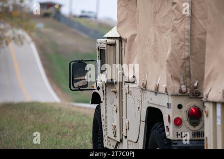 Un HUMVEE attaché au quartier général et au bataillon du quartier général de la 1e division d'infanterie, stationne sur un site d'entraînement à fort Riley, Kansas, le 29 octobre. 2023. Éléments appartenant à la 1e Inf. Le quartier général et le bataillon du quartier général de la Div., la brigade de soutien, la compagnie de signaux et l’artillerie de la division, ont continué avec la deuxième étape de danger Ready, une série d’exercices en cours visant à préparer les soldats à un exercice multinational de guerre. (Photo de l'armée américaine par le CPS Charles Leitner) Banque D'Images