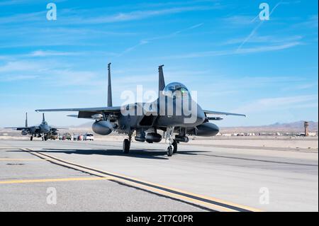 Deux F-15E Strike Eagles descendent la ligne de vol pour une opération d'entraînement conjointe avec la Royal Australian Air Force (RAAF) à la base aérienne de Nellis, Nevada, le 2 novembre 2023. Les aéronefs et les aviateurs de la 53e Escadre et de la RAAF ont mené une formation pour maintenir la disponibilité opérationnelle et évaluer les capacités dans un environnement d’entraînement réaliste. (Photo de l'US Air Force par l'aviateur de 1e classe Elizabeth Tan) Banque D'Images