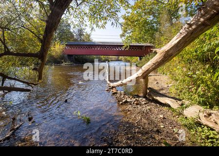 Burt Henry Covered Bridge à North Bennington, Vermont enjambe la rivière Walloomsac. Ponts couverts du Vermont Banque D'Images