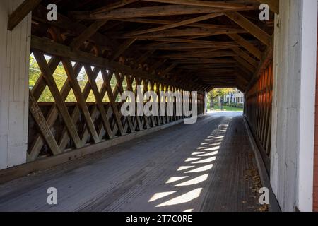 Burt Henry Covered Bridge à North Bennington, Vermont enjambe la rivière Walloomsac. Ponts couverts du Vermont Banque D'Images