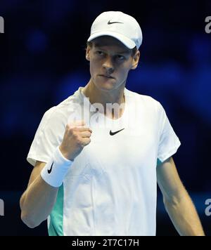 Turin, Italie. 14 novembre 2023. Jannik Sinner célèbre le pointage lors du match de la phase de groupes entre Novak Djokovic, de Serbie, et Jannik Sinner, d’Italie, lors du tournoi de tennis ATP finals à Turin, en Italie, le 14 novembre 2023. Crédit : Alberto Lingria/Xinhua/Alamy Live News Banque D'Images