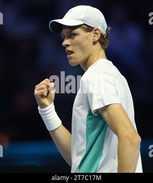 Turin, Italie. 14 novembre 2023. Jannik Sinner célèbre le pointage lors du match de la phase de groupes entre Novak Djokovic, de Serbie, et Jannik Sinner, d’Italie, lors du tournoi de tennis ATP finals à Turin, en Italie, le 14 novembre 2023. Crédit : Alberto Lingria/Xinhua/Alamy Live News Banque D'Images