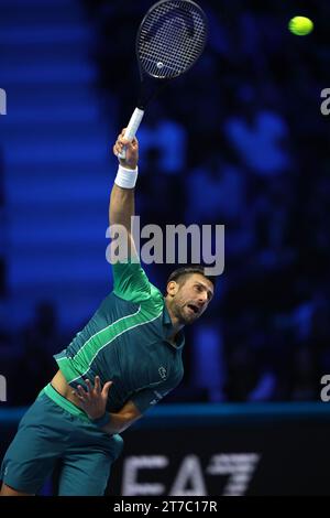 Turin, Italie. 14 novembre 2023. Novak Djokovic sert pendant le match de la phase de groupes entre Novak Djokovic de Serbie et Jannik Sinner d’Italie au tournoi de tennis ATP finals à Turin, Italie, le 14 novembre 2023. Crédit : Alberto Lingria/Xinhua/Alamy Live News Banque D'Images