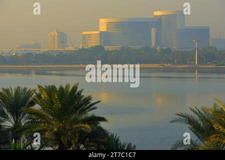 Le lever du soleil se reflétait sur le Grand Hyatt, vu depuis le luxueux Park Hyatt à Dubai Creek, aux Émirats arabes Unis Banque D'Images