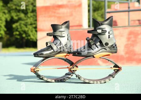 Bottes de saut kangoo élégantes dans le parc d'entraînement Banque D'Images