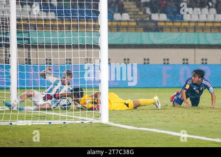 Bandung, Indonésie. 14 novembre 2023. Le gardien de but Goto Wataru (2e R) du Japon défie Santiago Lopez de l’Argentine lors du match du groupe D entre le Japon et l’Argentine à la coupe du monde U17 de la FIFA à Bandung, Indonésie, le 14 novembre 2023. Crédit : Septianjar Muharam/Xinhua/Alamy Live News Banque D'Images