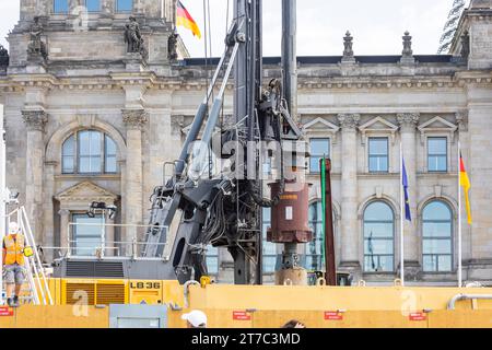 Chantier de construction du bâtiment Reichstag, travaux de câbles devant la construction d'une tranchée de sécurité commence en 2025, Berlin, Allemagne Banque D'Images