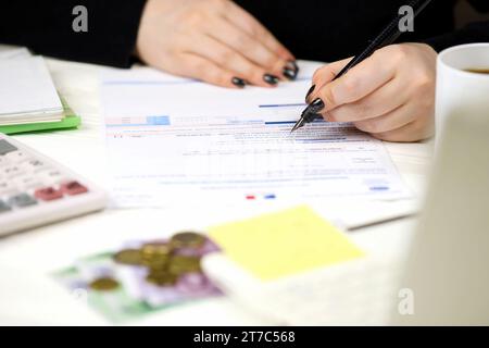 Comptable remplir le formulaire fiscal français CA12 taxe sur la valeur ajoutée et taxes similaires en fin de période d'imposition. Fiscalité et paperasserie en France Banque D'Images