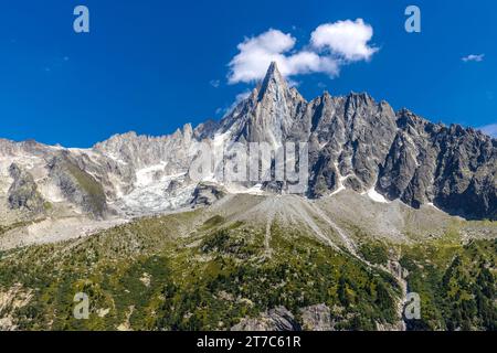 Sommet et mur rocheux du petit Dru vu du point de vue du Montenvers Mer de glace. Aiguille du Dru, les Drus, Vallée de Chamonix, Alpes françaises, France Banque D'Images