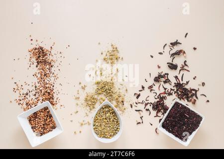 Fleurs séchées de chrysanthème chinois feuilles de thé sèches herbes disposées en rangée Banque D'Images