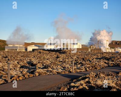 Grindavik, Islande - le 11 septembre 2023 - la centrale géothermique de Svartsengi derrière Blue Lagoon par un après-midi clair et ensoleillé. Banque D'Images