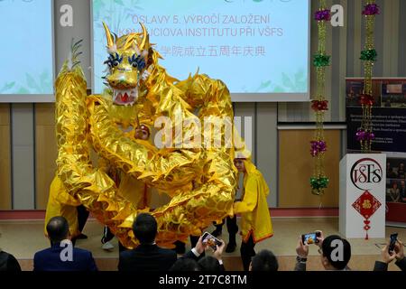 Prague, République tchèque. 14 novembre 2023. Les gens exécutent la danse du dragon lors d’une célébration marquant le cinquième anniversaire de l’Institut Confucius de l’Université de finance et d’administration (VSFS) à Prague, en République tchèque, le 14 novembre 2023. Une célébration a eu lieu ici mardi pour marquer le cinquième anniversaire de l'Institut Confucius de la VSFS à Prague. Crédit : Deng Yaomin/Xinhua/Alamy Live News Banque D'Images