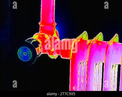 Coûts énergétiques, radiateur, ancien modèle, photo symbolique pour la crise énergétique, coûts de chauffage, caméra thermique, thermographie, interpolée, Allemagne Banque D'Images