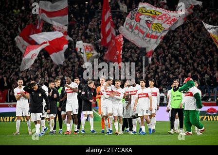 Stuttgart les joueurs du VfB Stuttgart autour de la mascotte Fritzle acclament après la victoire devant la Cannstatter Kurve, MHPArena, MHP Arena Stuttgart Banque D'Images