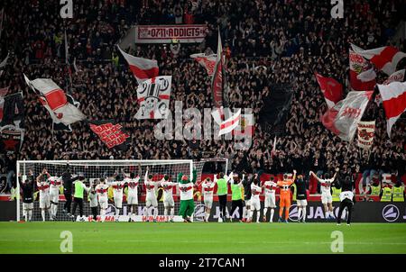 Stuttgart les joueurs du VfB Stuttgart autour de la mascotte Fritzle acclament après la victoire devant la courbe Cannstatt, Celebrate, MHPArena, MHP Arena Banque D'Images