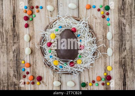 Joyeuses pâques inscription œuf en chocolat Banque D'Images