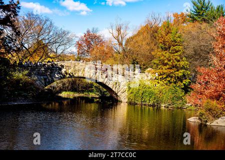 Le pont Gapstow à Central Park NY reflétant dans l'étang entouré par les couleurs d'automne de l'automne / Banque D'Images