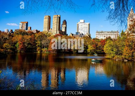 L'étang de Manhattan un matin d'automne avec les gratte-ciel et les gratte-ciel de New York en arrière-plan de cette photo tranquille Banque D'Images