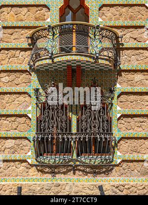 Fenêtre avec grille en fer forgé et balcon supérieur, Casa Vicens Gaudi, Barcelone, Espagne Banque D'Images