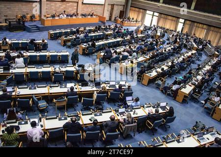 Nairobi, Kenya. 14 novembre 2023. Les délégués suivent les travaux de la journée au cours de la troisième réunion du Comité de négociation intergouvernemental pour formuler un traité international juridiquement contraignant sur les matières plastiques d'ici 2024. (Photo de James Wakibia/SOPA Images/Sipa USA) crédit : SIPA USA/Alamy Live News Banque D'Images