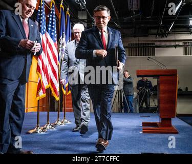 Washington, États-Unis. 14 novembre 2023. Le président de la Chambre Mike Johnson (R-LA) quitte une conférence de presse au Capitole des États-Unis. Crédit : SOPA Images Limited/Alamy Live News Banque D'Images