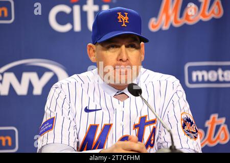 Carlos Mendoza, directeur des mets de New York, s’adresse aux médias lors d’une conférence de presse au Citi Field à Corona, New York, le mardi 14 novembre 2023. Mendoza est le 25e Manager de l'histoire de l'équipe, acceptant les termes d'un contrat de trois ans avec une option club pour une quatrième année. (Photo : Gordon Donovan) Banque D'Images