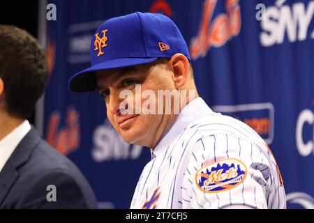 Carlos Mendoza, directeur des mets de New York, s’adresse aux médias lors d’une conférence de presse au Citi Field à Corona, New York, le mardi 14 novembre 2023. Mendoza est le 25e Manager de l'histoire de l'équipe, acceptant les termes d'un contrat de trois ans avec une option club pour une quatrième année. (Photo : Gordon Donovan) Banque D'Images