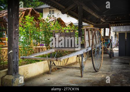 Belle trishaw garée à l'intérieur du Musée de la guerre, Kota Bharu, Kelantan, Malaisie. Ces «véhicules» servaient à transporter des personnes et des marchandises pendant les temps anciens. Banque D'Images