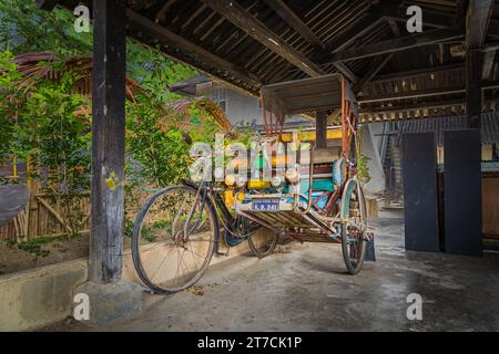 Belle trishaw garée à l'intérieur du Musée de la guerre, Kota Bharu, Kelantan, Malaisie. Ces «véhicules» servaient à transporter des personnes et des marchandises pendant les temps anciens. Banque D'Images