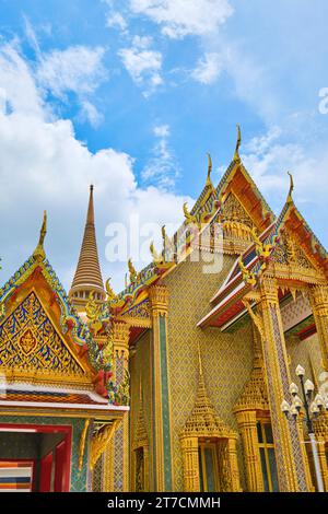 Vue extérieure sur la façade dorée richement décorée. Au Wat Ratchabophit Sathitmahasimaram Ratchaworawihan à Bangkok, Thaïlande. Banque D'Images
