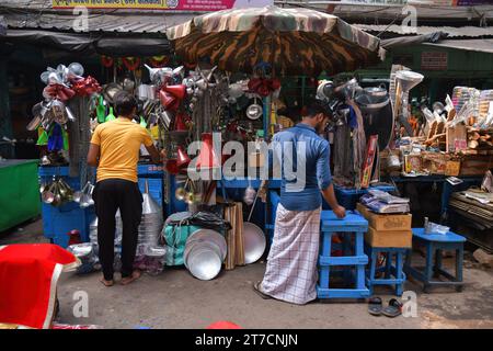 Kolkata, Inde. 11 novembre 2023. Une boutique dans le quartier Barabazar de Kolkata. Crédit : SOPA Images Limited/Alamy Live News Banque D'Images