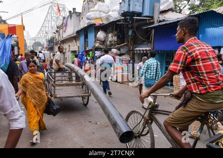 Kolkata, Inde. 11 novembre 2023. Une vue générale d'une rue animée dans le quartier Bara Bazar de Kolkata avant le festival de Diwali. Crédit : SOPA Images Limited/Alamy Live News Banque D'Images