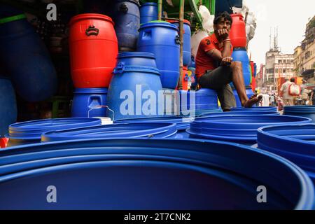 Kolkata, Inde. 11 novembre 2023. Un commerçant attend des clients dans le quartier de Barabazar à Kolkata. Crédit : SOPA Images Limited/Alamy Live News Banque D'Images