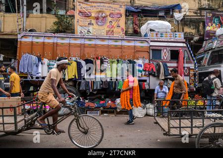 Kolkata, Inde. 11 novembre 2023. Une vue générale d'une rue animée dans le quartier Bara Bazar de Kolkata avant le festival de Diwali. Crédit : SOPA Images Limited/Alamy Live News Banque D'Images